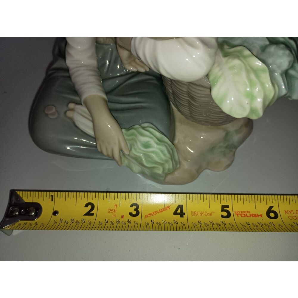 LLADRO Vintage/Rare-Little Green Grocer-Girl resting on vegetable basket glazed - Picture 6 of 8